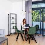 Grossauer_Homes_Apartments_Augasse_Wohnzimmer_Balkon